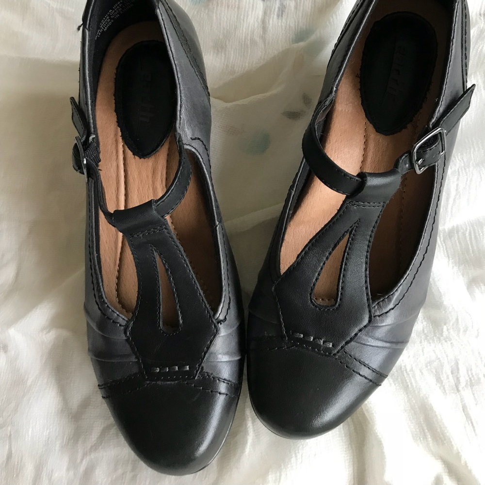 Earth Mary Janes Sz 6.5D Wanderlust Wide